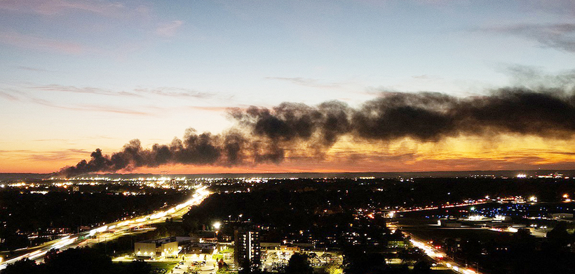 화물기 추락 현장에서 피어오르는 연기 [AFP=연합뉴스] 