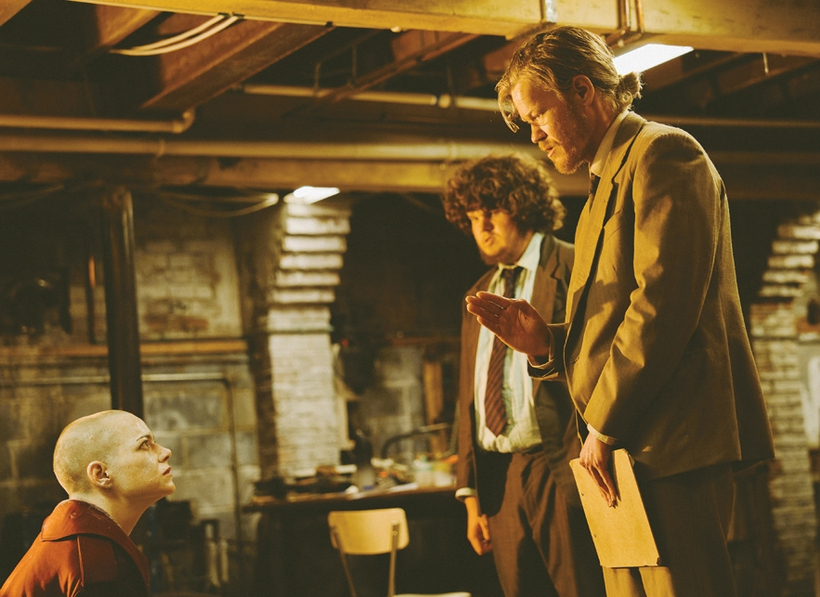 ‘부고니아’는 음모론·외계인·정체성 등 정보 과잉 시대로 불리는 지금의 미디어 환경과 맞물려 있다. [Focus Features]