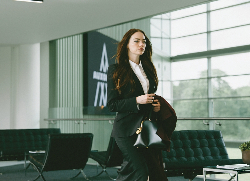 요르고스 란티모스의 영화들은 주류 관객보다는 마니아 층에 어필하는 성향이 강하다. ‘부고니아’는 독창적 연출, 실험성으로 인해 수상 시즌 동안 작품상, 감독상 등 주요 부문 후보로 거론될 가능성이 크다. [Focus Features]