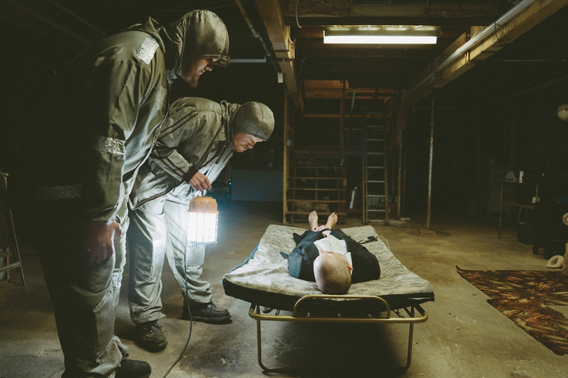 ‘부고니아’는 한국 영화 ‘지구를 지켜라’(장준환 감독)의 리메이크이다. 원작의 배경을 한국에서 오늘의 미국으로 옮겨 란티모스의 불안하고 어두운 세계관으로 다시 채색된다. [Focus Features]