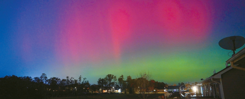 남가주 밤하늘이 화려한 오로라로 물들었다. 사진은 11일 아이오와주 존스턴 상공에 펼쳐진 오로라.  [Brian Owens . 로이터]