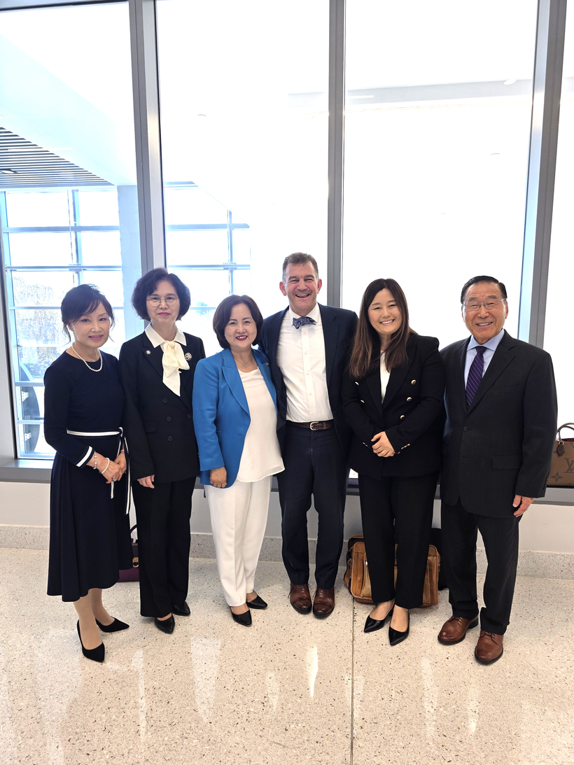 (왼쪽부터) 추성희 직전 총회장, 최미영 이사장, 권예순 NAKS 총회장, 피터슨 변호사, 제니스 장 변호사, 황보철 자문이사가 최종 판결 후 법원에서 기념촬영을 하고 있는 모습.