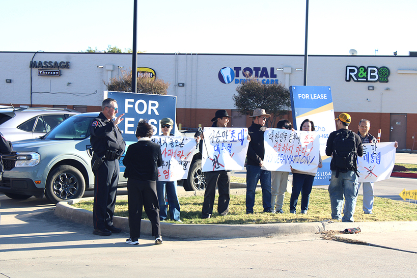 전한길 강연회 주최측 인사로 보이는 남성이 시위대를 방해하는 듯한 행동을 보였고, 시위대가 문제를 제기하자 경찰관이 중재에 나서고 있는 모습.