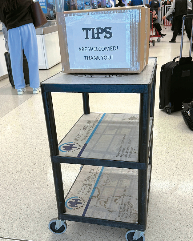 뉴욕 라과디아 공항 TSA 보안 검색대 앞에 ‘TIPS ARE WELCOMED!’라고 적힌 상자가 놓여 있다. SNS에서 빠르게 퍼지며, TSA 직원들이 실제 팁을 받는지 논란을 불러일으켰다. 규정에 따르면 TSA 직원은 어떤 금품도 받을 수 없다. 이 상자는 공식적인 것이 아닌 것으로 알려졌다. [Reddit user jimcol/X캡처]