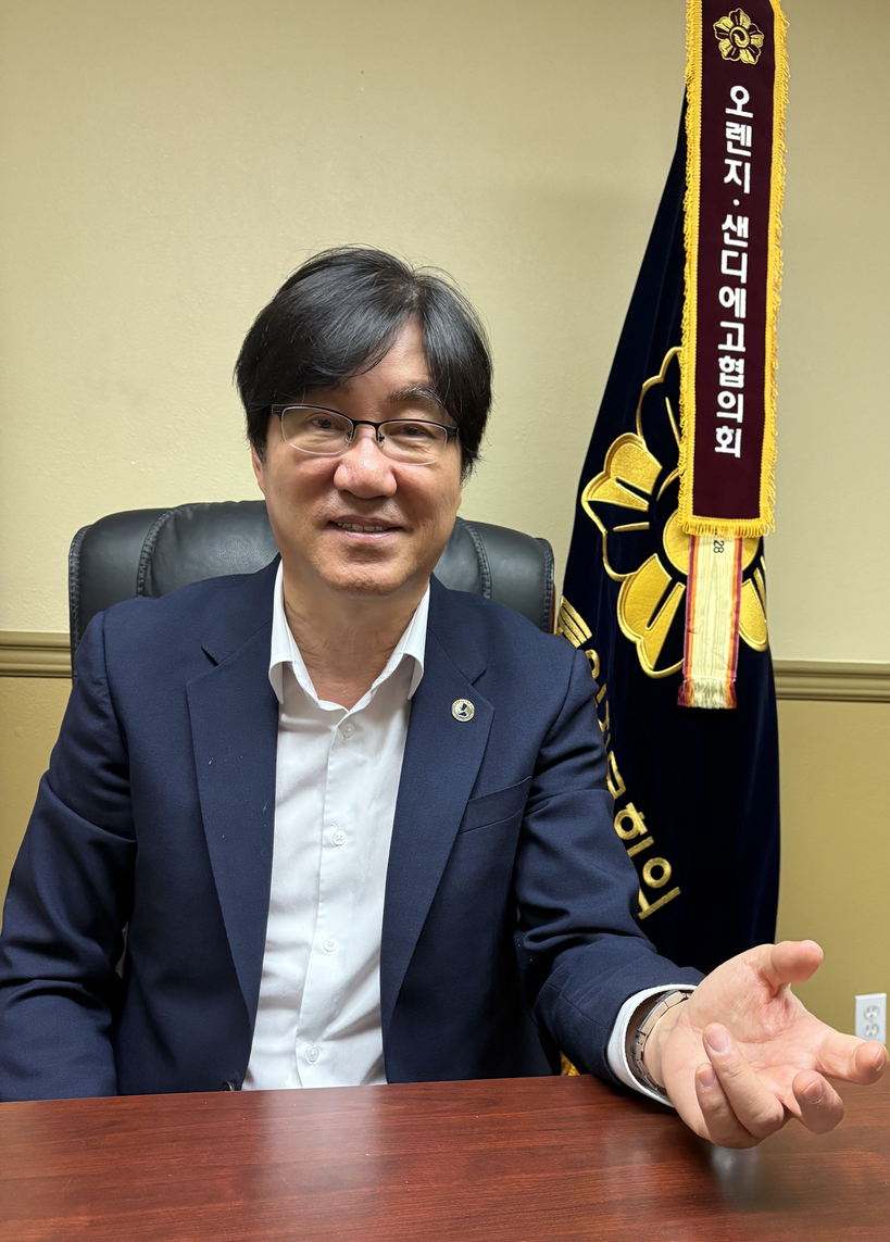 곽도원 OCSD평통 신임 회장이 22기 평통 운영 방향을 설명하고 있다.