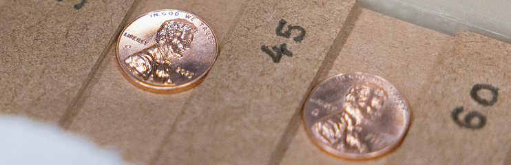 12일 필라델피아 소재 연방조폐국에서 마지막으로 발행된 다섯개의 1센트 동전 중 두 개. 1793년부터 이어진 미국의 페니 생산은 공식적으로 막을 내렸다. [로이터]