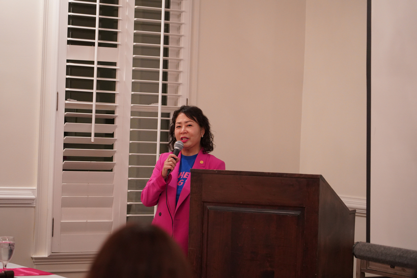 13일 후원회에서 미쉘 강 조지아주 하원의원 후보가 공약을 소개하고 있다.