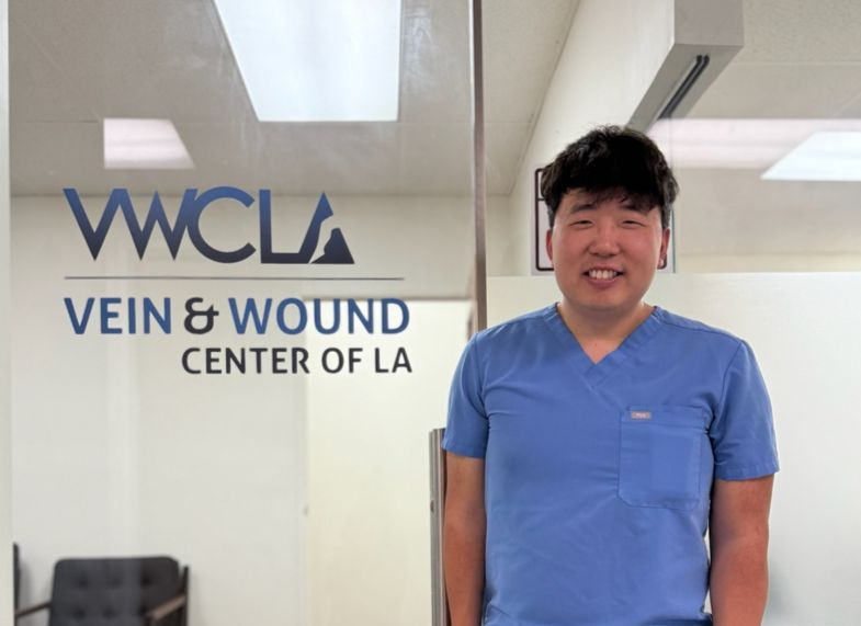 베인앤드 운드 센터 오브 엘에이의 김성보 원장이 진료실 입구에서 환자를 맞이하고 있다.