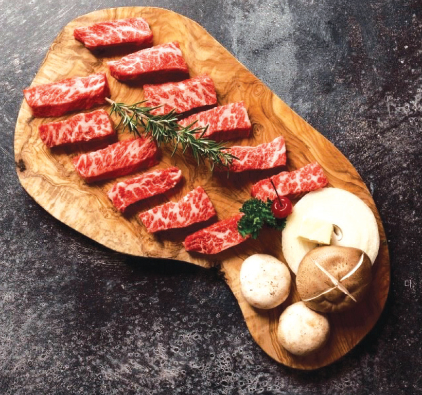 조선갈비는 '엑셀 프라임' 등급의 소고기를 사용해 풍미와 육즙을 최대로 살려 깊은 맛을 즐길 수 있다.