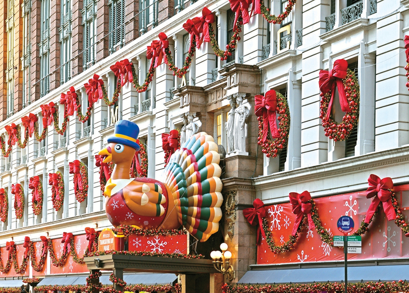 메이시스 퍼레이드가 열리는 뉴욕 맨해튼 6번가 일대 건물들이 칠면조 모형 등 장식으로 꾸며져 있다.