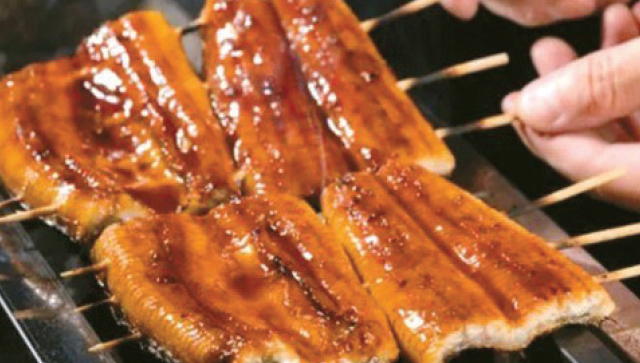 LW 피쉬마켓의 민물 장어는 약한 불에서 구워내면 고소함과 장어 고유의 기름 향도 느낄 수 있다.