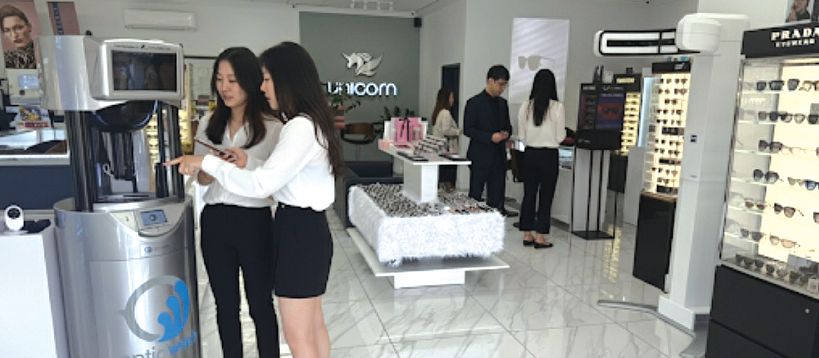 유니콘 안경은 안경 판매뿐만 아니라 자동 안경 세척기옵틱워시와 4컷 사진 등 다양한 이벤트를 제공하고 있다.