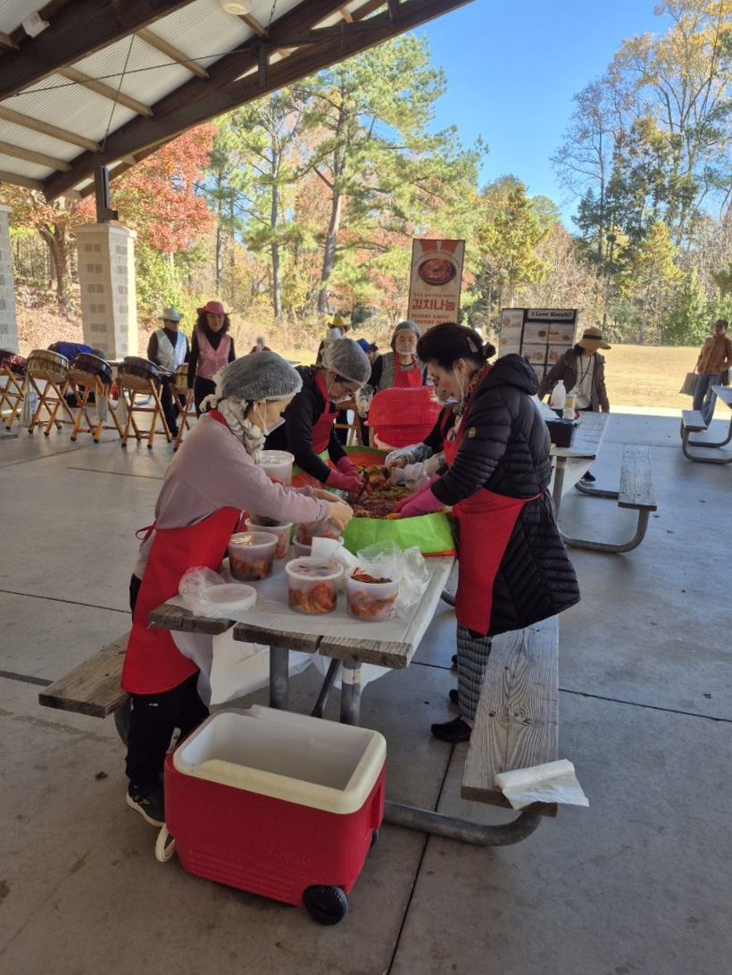 지난 14일 핑크니빌 파크에서 열린 나눔 행사에서 자원봉사자들이 김치를 담고 있다. 
