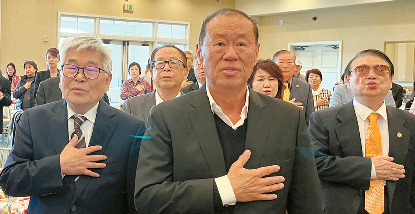 가주 주지사 선거에 출마하는 체 안 목사가 참석자들과 국민의례를 하고 있다. 