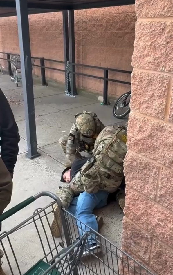 샬럿 슈퍼 G마트를 급습한 연방 요원들이 이민자를 체포하고 있다. [소셜미디어 캡처]