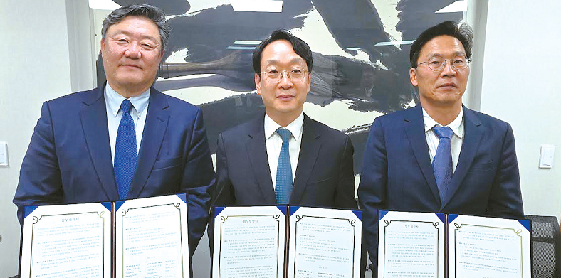 김&리 회계법인 알버트 장 대표 회계사(왼쪽)와 한국의 법무법인 에스엔(SN Law Firm) 송영욱 대표 변호사, 세무법인 오늘의 김재중 대표 세무사가 17일 업무협약(MOU)을 맺고 기념 촬영을 하고 있다. [김&리 회계법인 제공] 