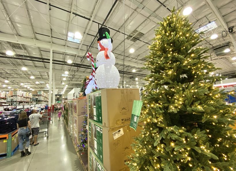 관세 영향으로 크리스마스 트리 가격이 오를 전망이다. 어바인 코스트코에서 판매 중인 인조 트리를 비롯한 크리스마스 장식용품들. 박낙희 기자