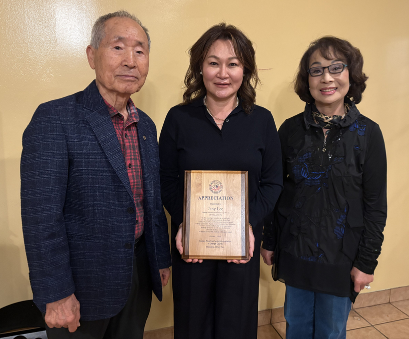 OC한미시니어센터 김가등(왼쪽) 회장과 이영희(오른쪽) 자문위원이 제니 이 가든그로브 인사국장에게 감사패를 전달하고 있다.