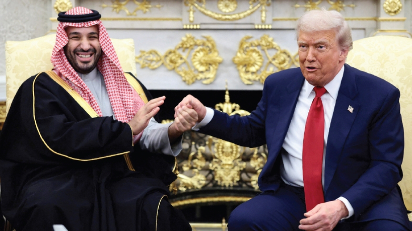 도널드 트럼프 대통령과 무함마드 빈 살만 사우디아라비아 왕세자가 18일 백악관에서 양자 회담을 가진 가운데, 사우디가 대미 투자액을 기존 발표했던 6000억 달러에서 1조 달러 규모로 상향 조정하기로 했다. 트럼프 대통령은 빈 살만 왕세자의 계획에“당신과 친구가 된 것은 큰 영광”이라며 “1조 달러에 이르는 투자에 진심으로 감사하게 생각한다”고 전했다.  [로이터]