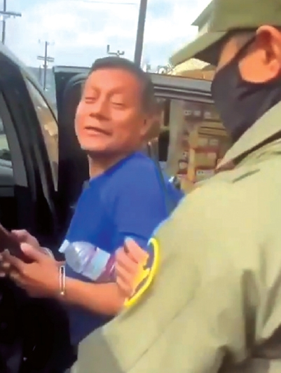 지난 5일 자바시장에서 한 직원이 국경수비대에 체포되고 있다.  [독자 제공]