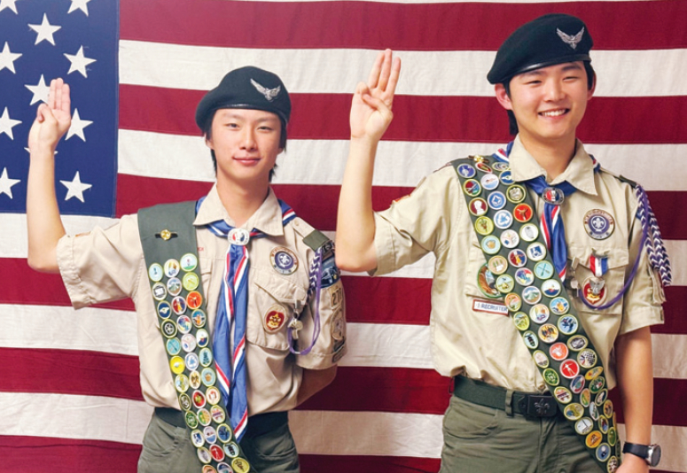 이글 스카우트로 진급한 네이튼 양(왼쪽)과 제이슨 박이 기념촬영을 하고 있다. [보이스카우트 트룹 278대 제공]