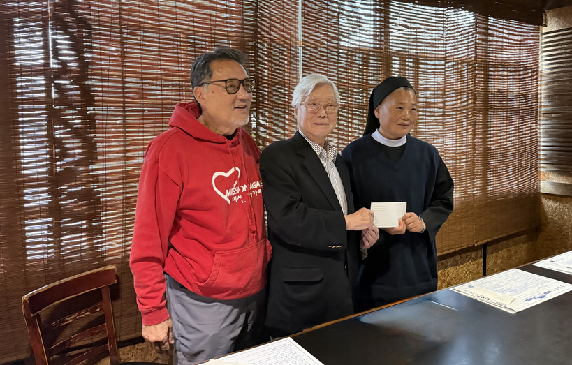 조중식 회장(가운데)이 제임스 송 회장과 김영희 원장수녀에게 후원금을 전달했다.