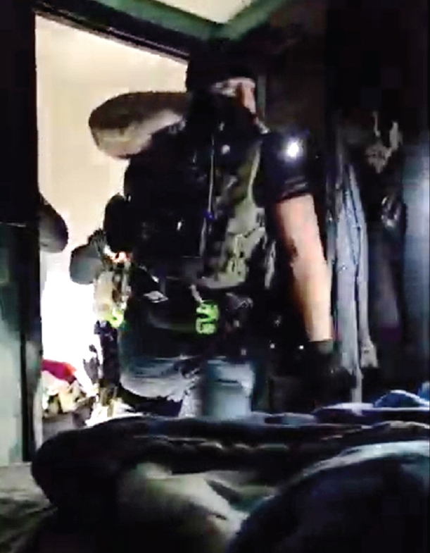 지난 13일 오전 퀸즈 엘름허스트의 한 아파트를 급습한 ICE 요원들. 문을 부수고 침실로 들어간 이들은 가족들에게 총을 겨누기도 했다.  [뉴욕이민자연맹(NYIC) 영상 캡처]