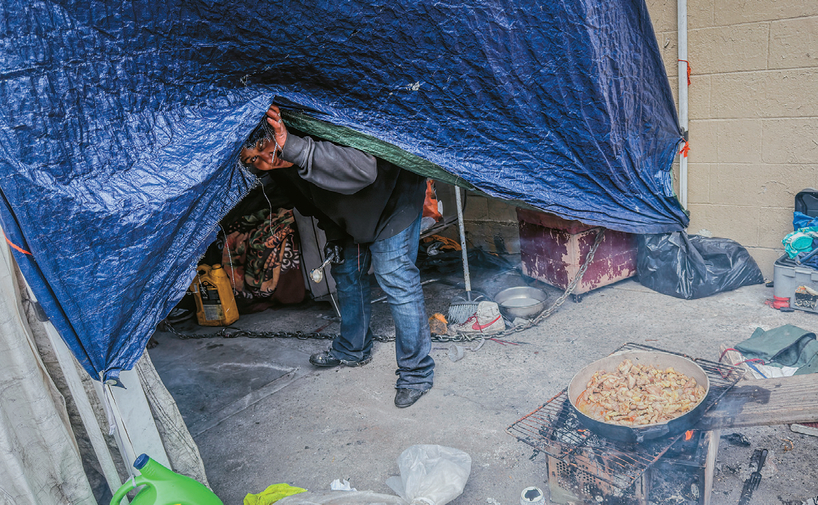 이날 오전 자바시장 인근 골목에선 한 여성 노숙자가 폭우에 대비해 노상의 화덕에서 몇 끼분의 음식을 미리 조리하고 있다. 김상진 기자