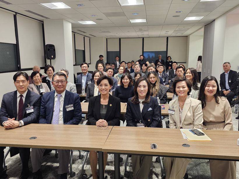 좌측에서 세 번째가 영 김 연방하원의원, 그 옆이 강고은 회장