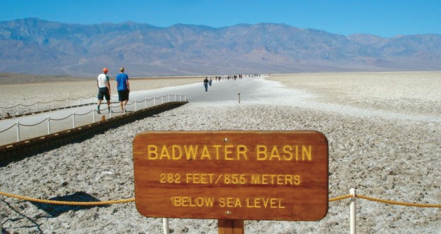 미국 본토에서 가장 낮은 지점인 배드워터 베이슨.