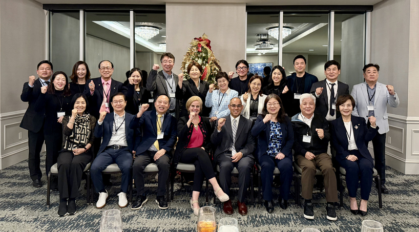 19일 세미나 참석자들이 옥타의 구호를 외치며 기념사진을 찍었다.