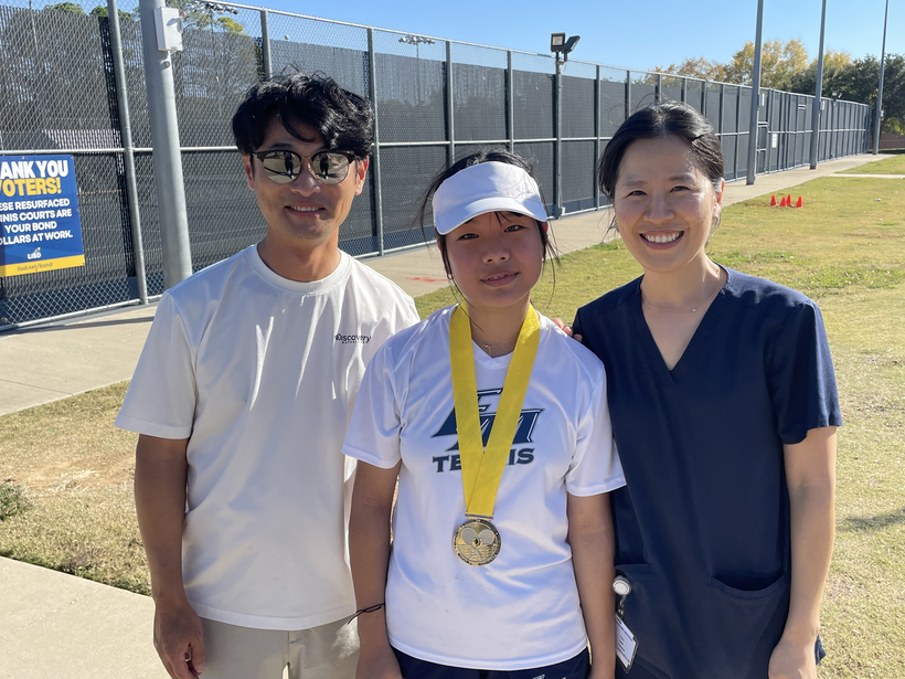 UTR 대회 우승 후 이다은 양이 아버지 이상엽 씨, 어머니 손윤정 씨와 포즈를 취하고 있다.