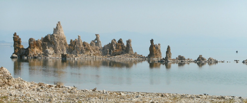 모노 레이크의 석회 기둥 ‘투파’가 드러난 모습. 사해처럼 짙은 염도를 지닌 호수의 신비로운 풍경이 펼쳐진다.