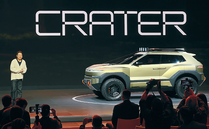 현대차 미국판매법인 디자인 담당 이상엽 전무가 오프로드 콘셉트카 ‘크레이터’를 선보이고 있다. 