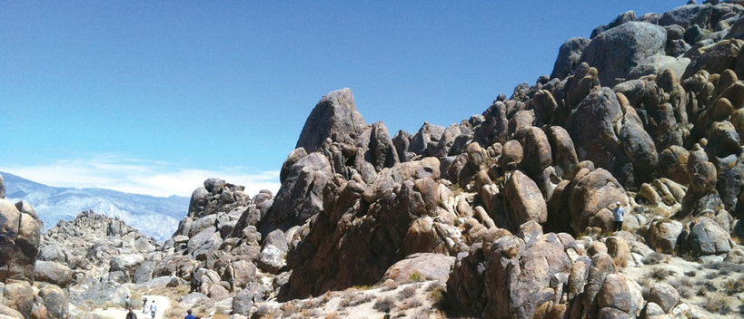 바위 군락이 펼쳐진 앨라배마 힐스. 독특한 곡선과 암석이 서부 특유의 분위기를 만든다.