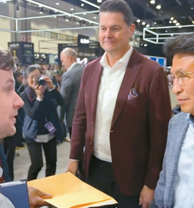 JMA측이 윤승규 기아차 미국법인장에게 조사 서류를 전하고 있다. 김상진 기자, [Recall In justice]