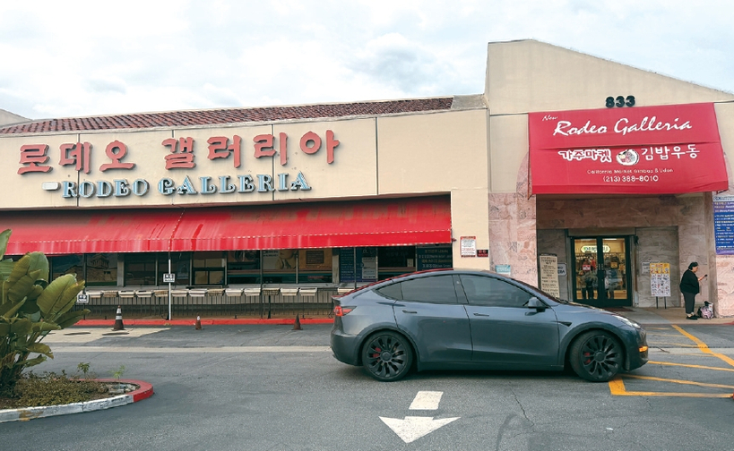 모든 입주 업소에 갑작스럽게 퇴거 요구 통지서가 발송된 LA한인타운 로데오 갤러리아 쇼핑몰. 김상진 기자