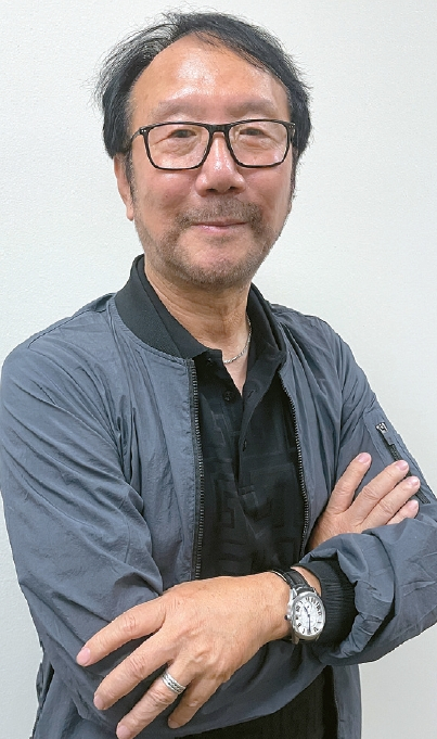 김상동 회장이 실험적인 새로운 장르인 시 사진집 ‘소리 없는 봄의 가슴’에 대해 소개하고 있다.