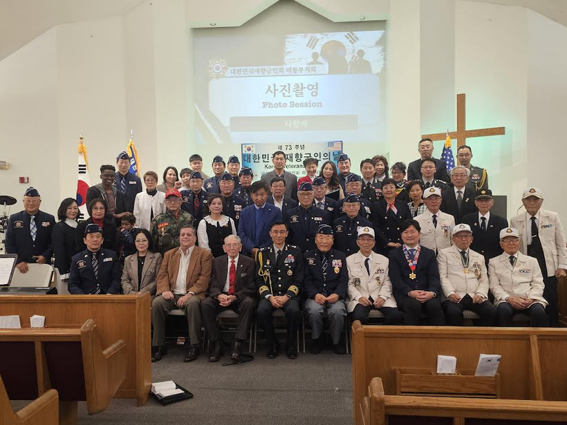 재향군인의 날 기념행사 참석자들이 한 자리에 모여 기념촬영을 하고 있다.