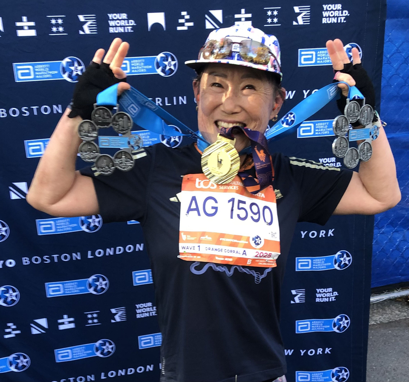 지난 2일 뉴욕 마라톤 대회를 마친 신유진씨가 세계 6대 마라톤 완주 메달을 양손에 한 개씩 들어 보이고 있다. [해피러너스 제공] 