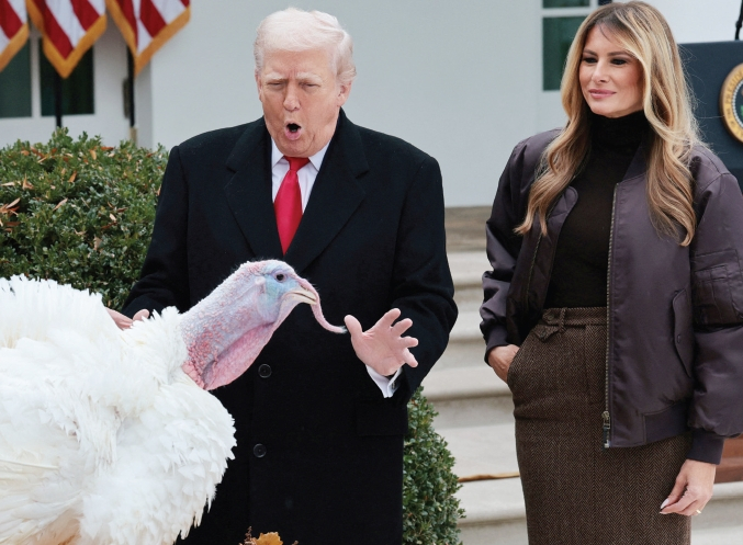 도널드 트럼프 대통령(왼쪽)과 멜라니아 트럼프 여사가 25일 백악관 로즈가든에서 열린 칠면조 사면 행사에 참여했다. 칠면조 사면은 백악관의 전통 행사로, 대통령이 칠면조를 선정해 살려주는 행사다. 이날 트럼프 대통령은 칠면조 두 마리를 사면한 뒤, 미국이 중재하는 우크라이나와 러시아 간 평화 협정이 곧 성사될 수 있다고 밝히기도 했다.  [로이터]