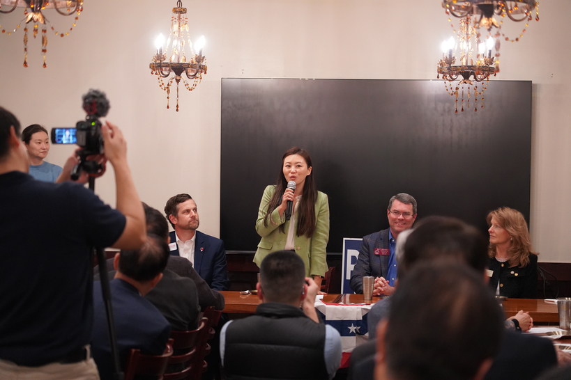 24일 후원의밤 행사에서 홍수정 의원이 세금 감면안 필요성에 대해 발언하고 있다.