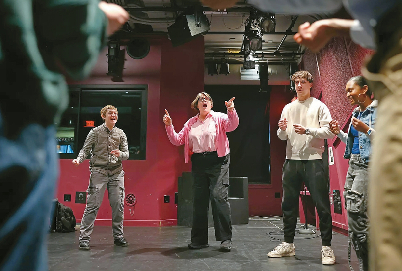 코미디 실기 조교 수 주디스 쉘턴(가운데)이 엘리아스-마이클 겔러, 자커리 그레이, 카밀 앙리(왼쪽부터) 등 학생들과 즉흥극 연습을 이끌고 있다. [크리스티나 하우스/LA타임스]