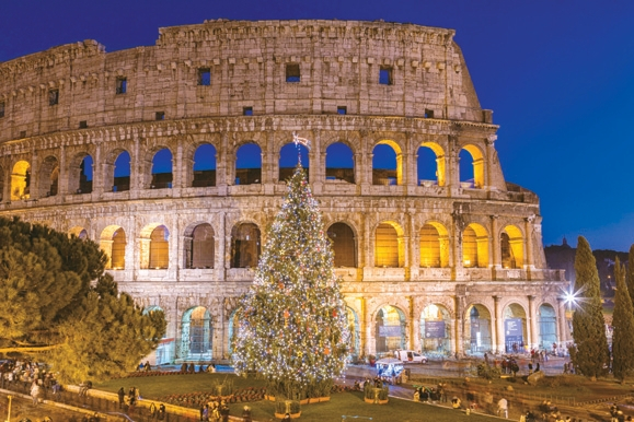 로마 콜로세움 앞에 세워진 크리스마스 트리가 겨울 밤을 밝히며 매혹적인 풍경을 만들어낸다.