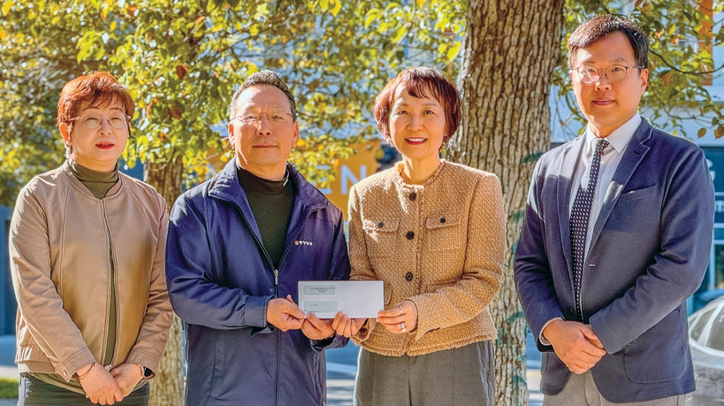 토랜스제일장로교회(담임 고창현 목사)가 사랑의 점퍼에 성금 7000달러(460벌 상당)를 전달했다. (오른쪽부터) 한효 부목사, 두민성 장로, 김장호 해피빌리지 국장, 전신자 집사. 김상진 기자