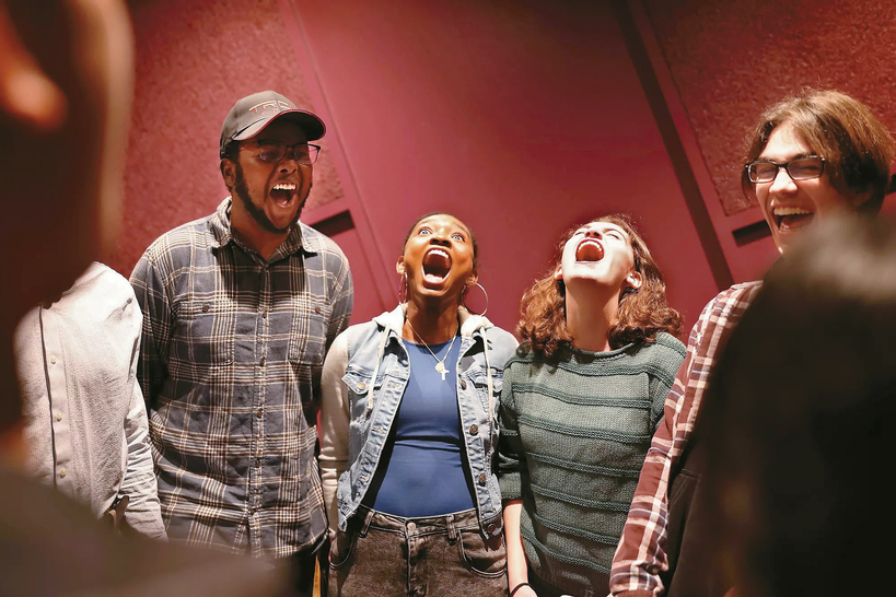 자비에 데이비스, 카밀 앙리, 엠마 하일런드, 제이컵 코트라이트(왼쪽부터) 등 USC 학생들이 스탠드업 코미디 수업에 참여하고 있다. [크리스티나 하우스/LA타임스]