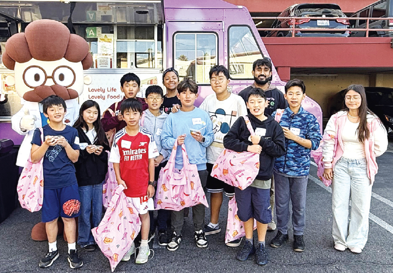 구디백을 받은 KFAM 가을 과학 캠프 참가 어린이들이 농심 푸드트럭 앞에서 기념촬영을 했다. [KFAM 제공]