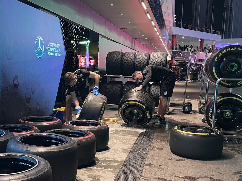 메르세데스-AMG 페트로나스 F1팀 엔지니어 2명이 팀 거라지 바깥에서 F1 차량 타이어를 정비 중이다. 