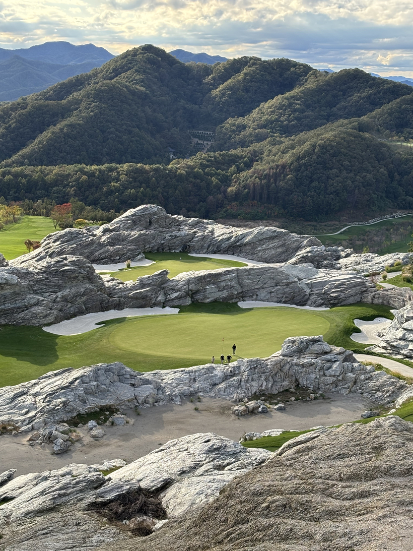  천연 암반과 푸른 그린이 조화를 이루는 명문 골프장 카스카디아 전경. [포시즌 골프투어]