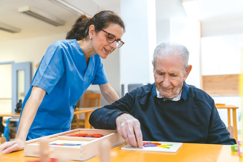 고령층은 증가하는데 돌봄에 필요한 인력이 부족해 일각에서는 위기 상황이라는 우려가 나온다.